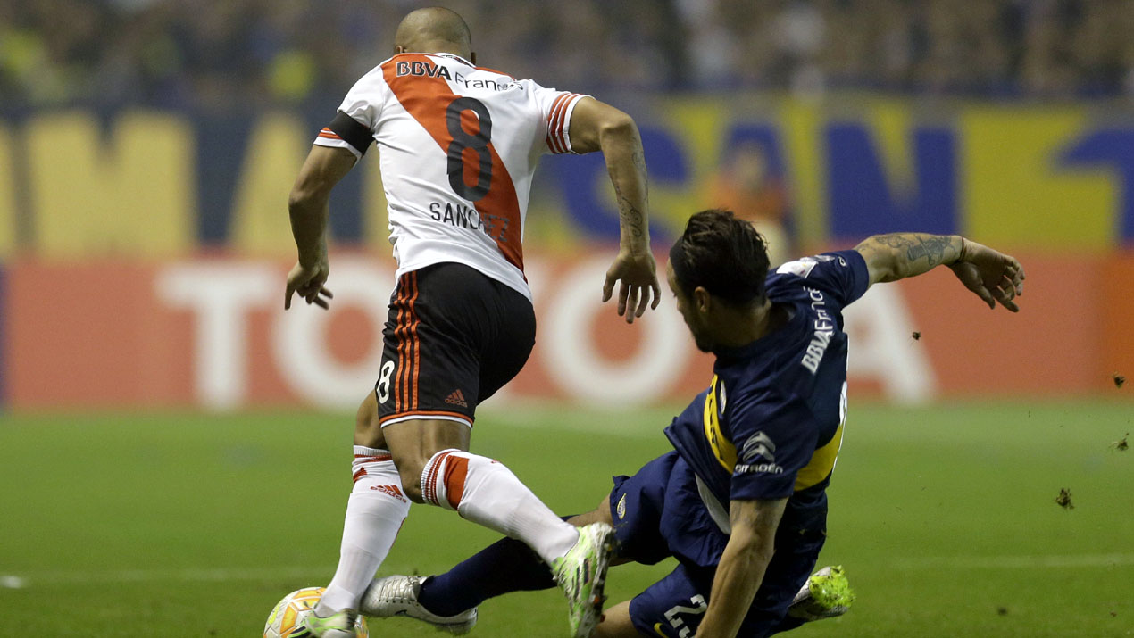 Meli, do Boca Juniors, d&aacute; um carrinho em Sanchez, do River Plate  (AP Photo/Victor R. Caivano)