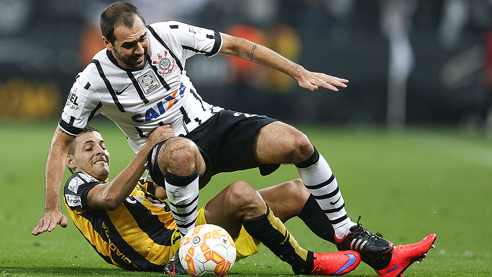 Danilo sofre falta de De la Cruz em vit&oacute;ria do Guaran&iacute;-PAR sobre o Corinthians (AP Photo/Andr&eacute; Penner)