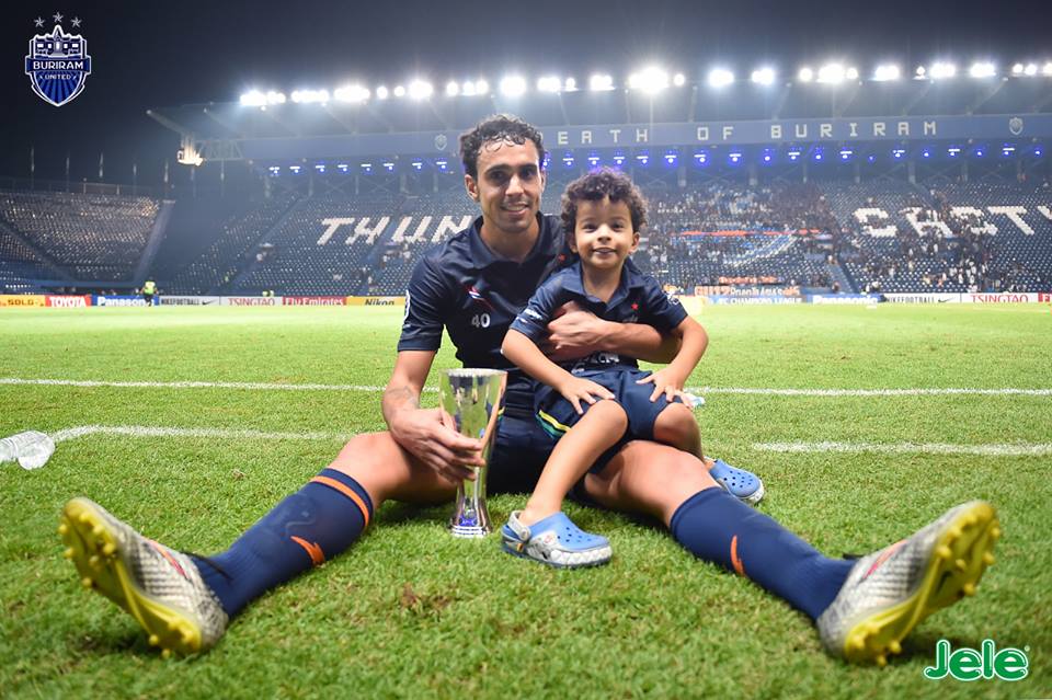 Diogo com o filho depois de um jogo contra o Guanghzou 