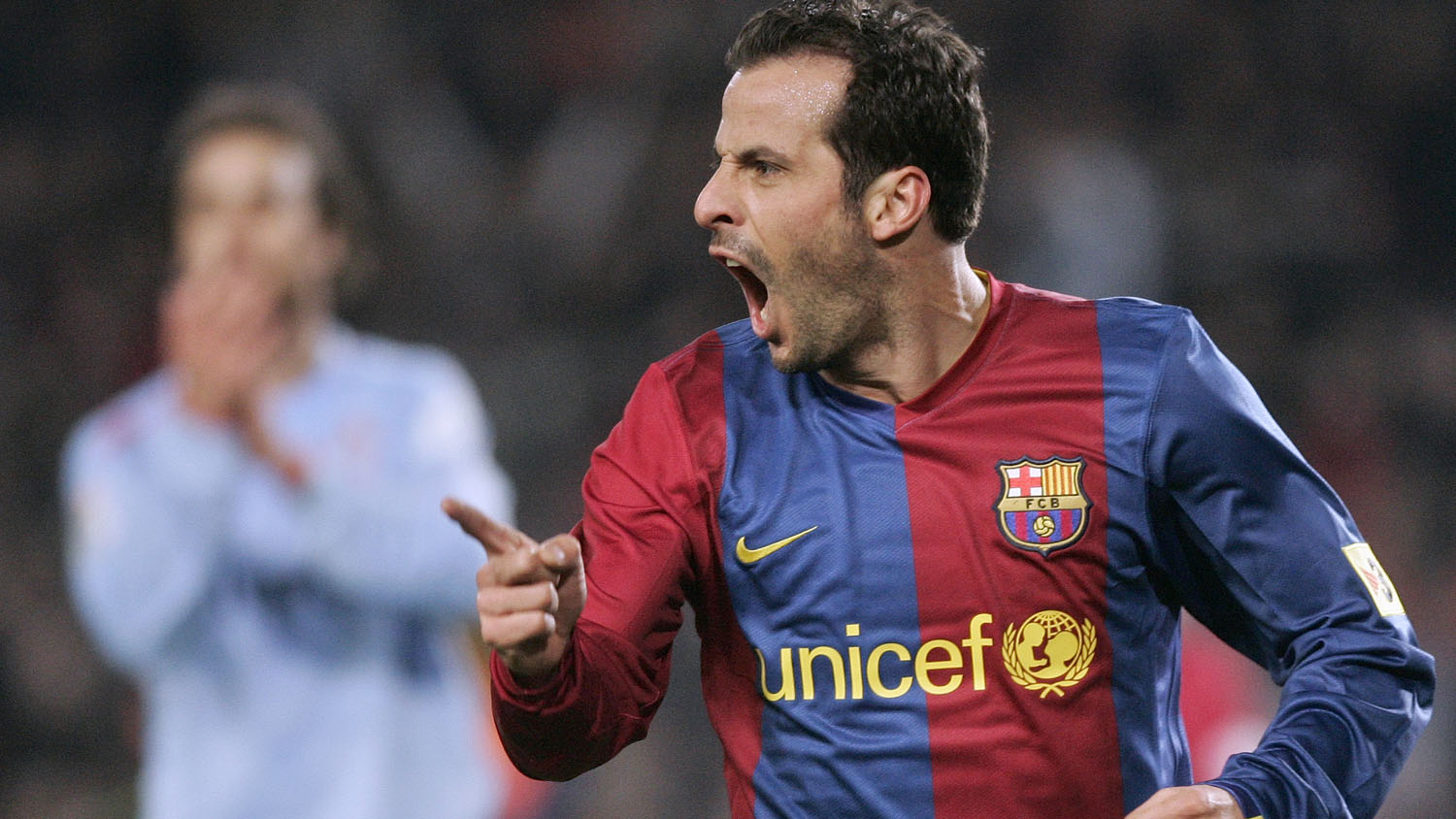 Giuly (sim, aquele) continua jogando bola e fez um gola&ccedil;o do meio-campo na quarta divis&atilde;o