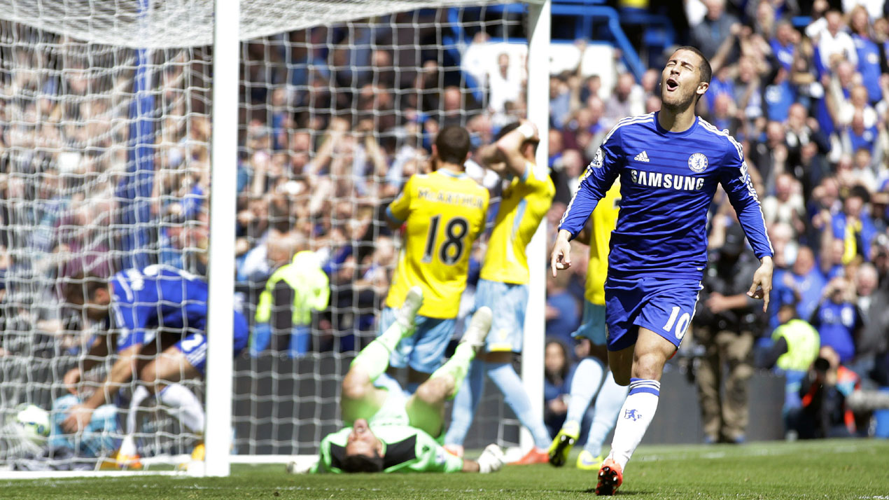 Hazard comemora: grande temporada do meia belga (AP Photo/Alastair Grant)