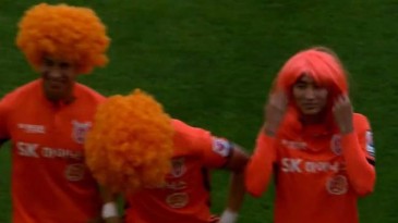 Uma promessa fez o Jeju United entrar em campo com perucas laranjas. Técnico até tingiu o cabelo