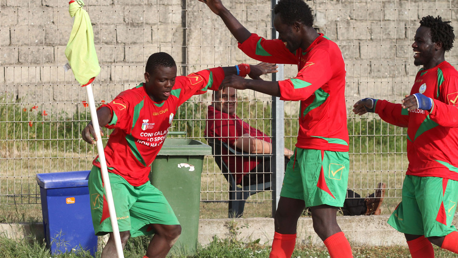 Clube italiano desafia racismo com time inteiro de imigrantes africanos (e um acesso)