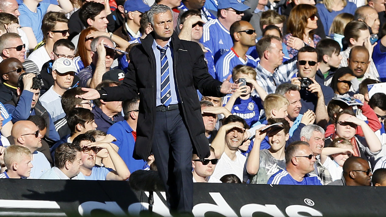 Mourinho mais uma vez montou o Chelsea campe&atilde;o. O desafio volta a ser a Champions League  (AP Photo/Kirsty Wigglesworth)