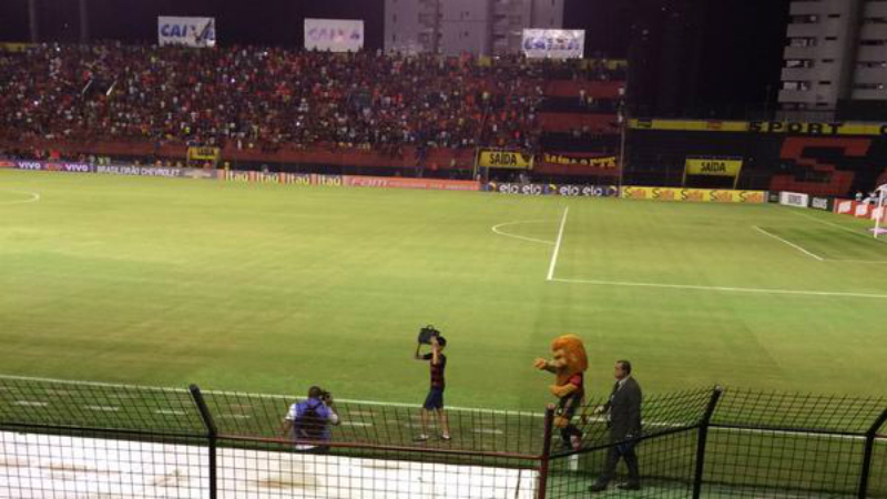 Neto de Z&eacute; do R&aacute;dio caminha pelo gramado e &eacute; saudado pela torcida na Ilha do Retiro (Divulga&ccedil;&atilde;o)