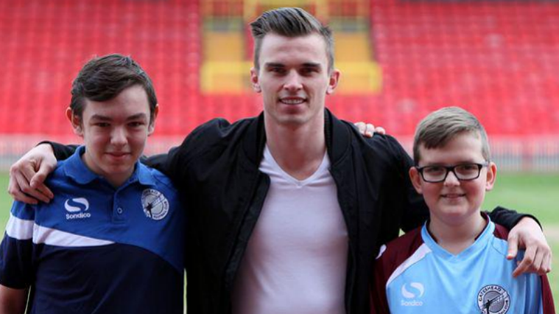 Jogador do Sunderland d&aacute; sobrevida &agrave; carreira de colega ao bancar sua cirurgia