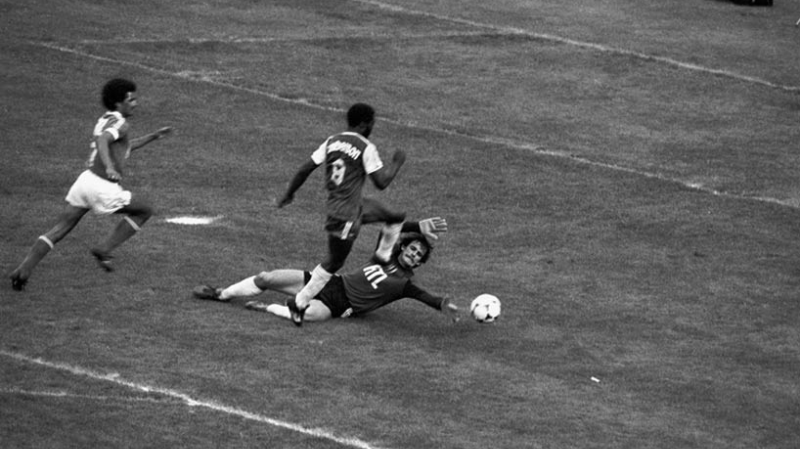 Nada de Copas: conhe&ccedil;a a maior gl&oacute;ria club&iacute;stica de Roger Milla, desbancando Platini