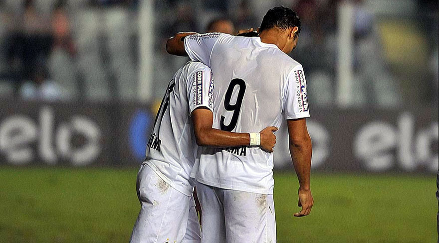 Gol de Ricardo Oliveira e a habilidade de Robinho salvaram o Santos