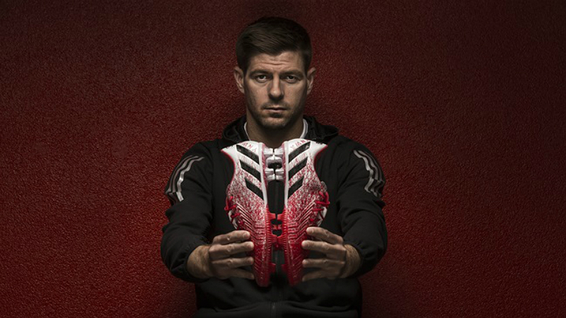 Adidas preparou uma chuteira simb&oacute;lica para Gerrard usar em sua despedida do Anfield