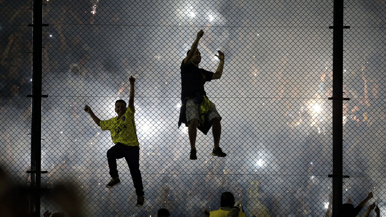 Torcida do Boca Juniors na Bombonera antes do jogo contra o River Plate, que acabaria suspenso (AP Photo/Victor R. Caivano)