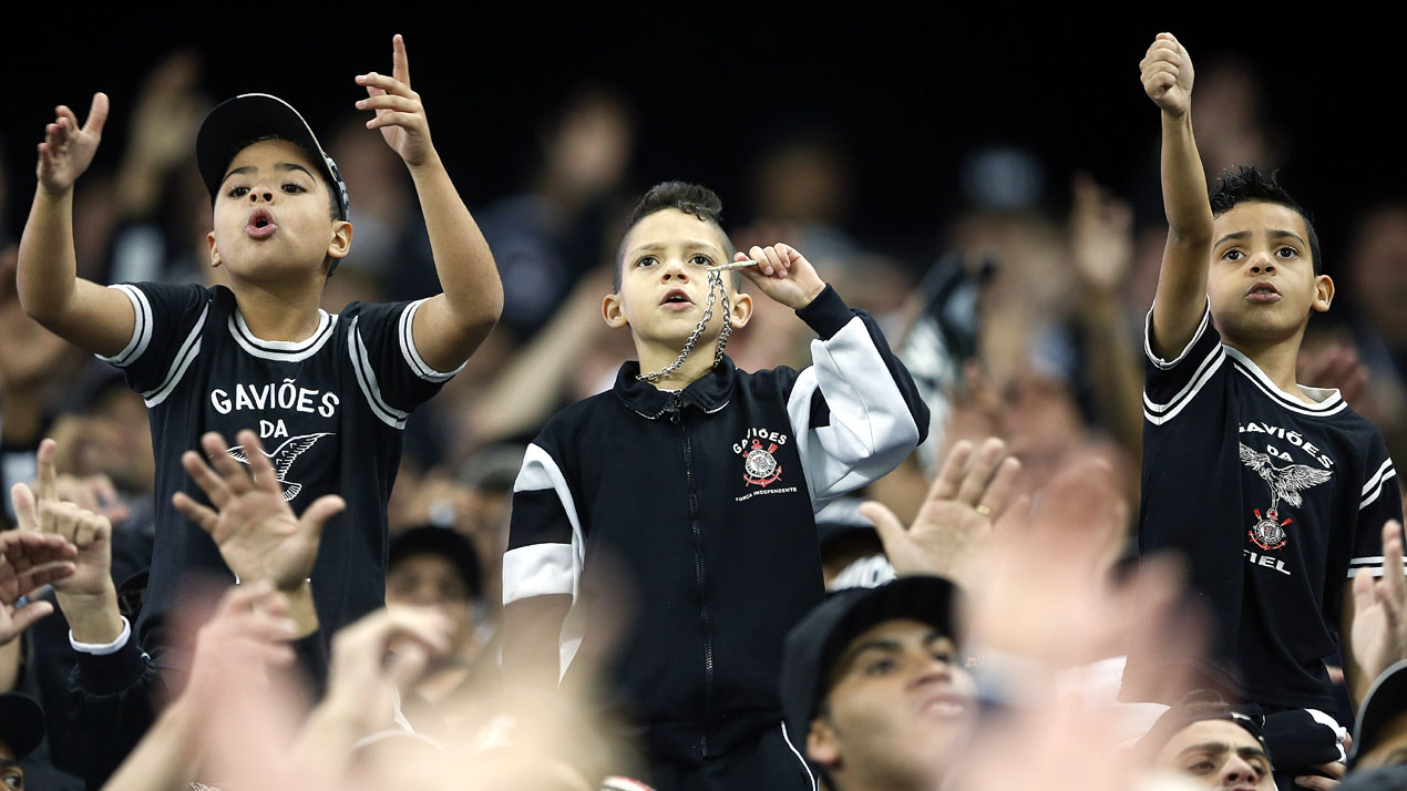 Torcedores do Corinthians em Itaquera no jogo contra o Guaran&iacute;, do Paraguai (AP Photo/Andre Penner)