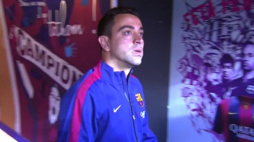 O adeus de Xavi ao Camp Nou foi marcado por uma bela festa da torcida do Barça