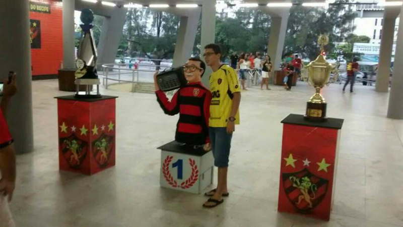 Est&aacute;tua de Z&eacute; do R&aacute;dio em meio &agrave; exposi&ccedil;&atilde;o de ta&ccedil;as na Ilha do Retiro (Divulga&ccedil;&atilde;o)