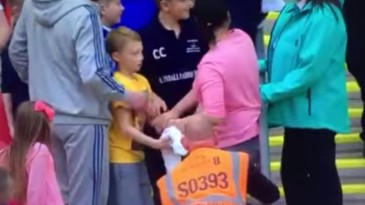 Camisa que mulher tomou de criança na terceirona inglesa aparece em site de vendas