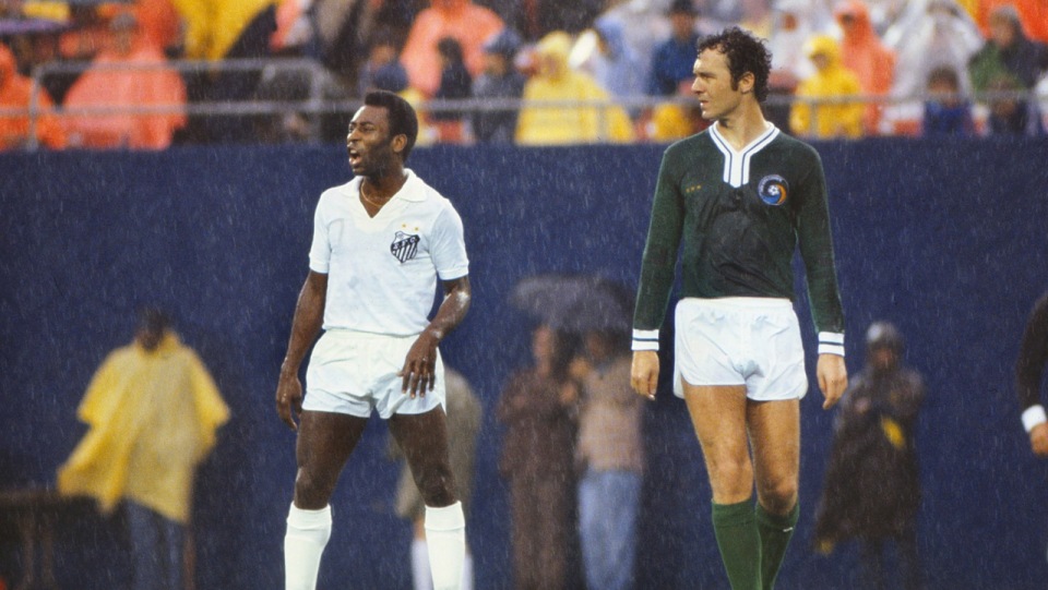 [V&iacute;deo] Zagueiro alem&atilde;o humilhado? Pel&eacute; tamb&eacute;m fez, e contra Beckenbauer