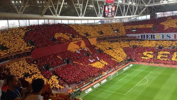 [V&iacute;deo] Em outro show da torcida, o Galatasaray venceu o cl&aacute;ssico e se aproximou da ta&ccedil;a