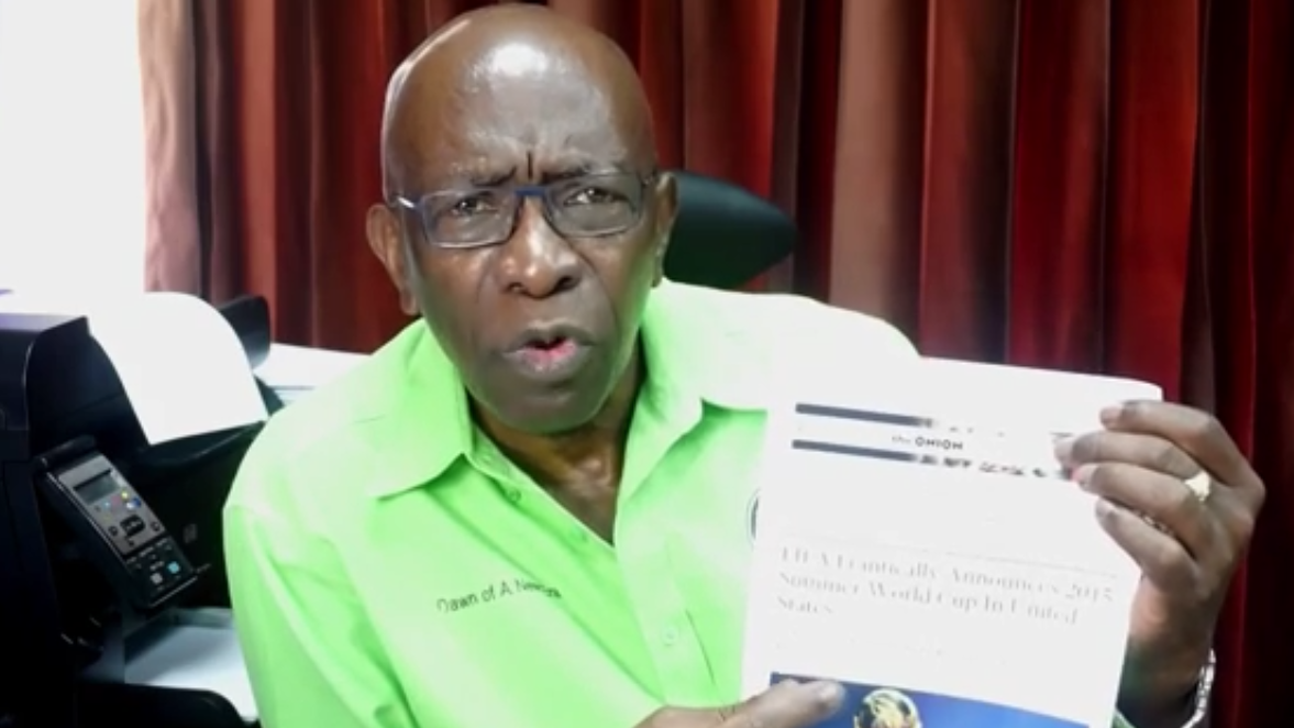 Jack Warner usa notícia de site de humor para se defender em um vídeo maravilhoso (de ruim)