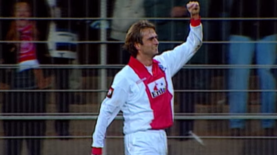 O dia em que Klopp (jogador) achou que era Van Basten e fez um gola&ccedil;o