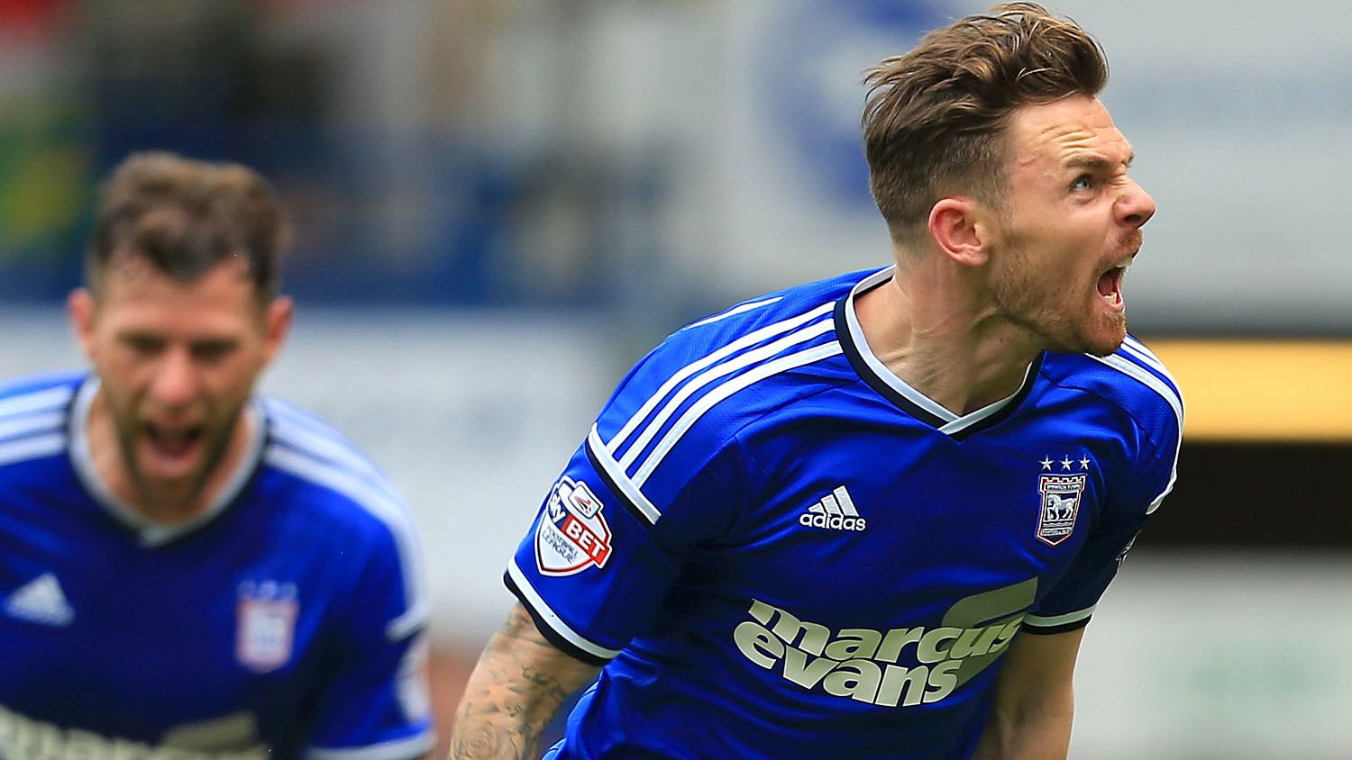 Torcedor ingl&ecirc;s quebrou o teto comemorando, e autor do gol prometeu pagar a reforma