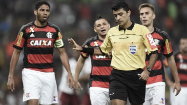 Pior que a defesa do Flamengo foi a atuação de Sandro Meira Ricci no Fla-Flu