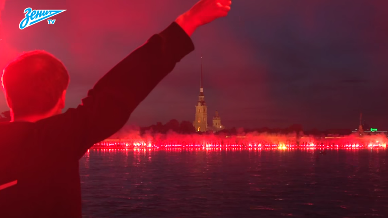 Torcida do Zenit acendeu o cais de S&atilde;o Petersburgo em festa espetacular pelo anivers&aacute;rio do clube