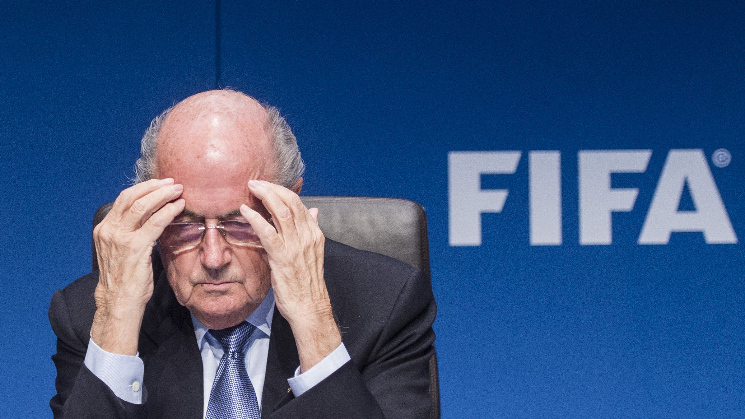 Sa&iacute;da de Blatter est&aacute; cada vez mais pr&oacute;xima, mas substituto tamb&eacute;m tem as m&atilde;os sujas