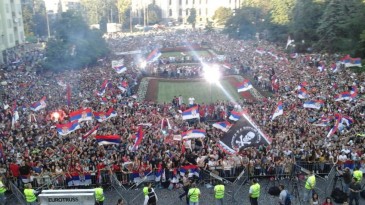 Sabe o que é essa gente toda? É a torcida sérvia recebendo os campeões mundiais sub-20