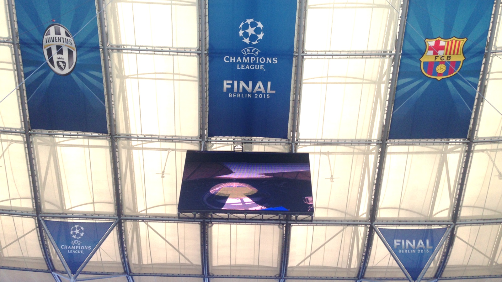 Banners dos finalistas enfeitam cobertura do est&aacute;dio, que tem dois tel&otilde;es. (Foto: Caio Carrieri)