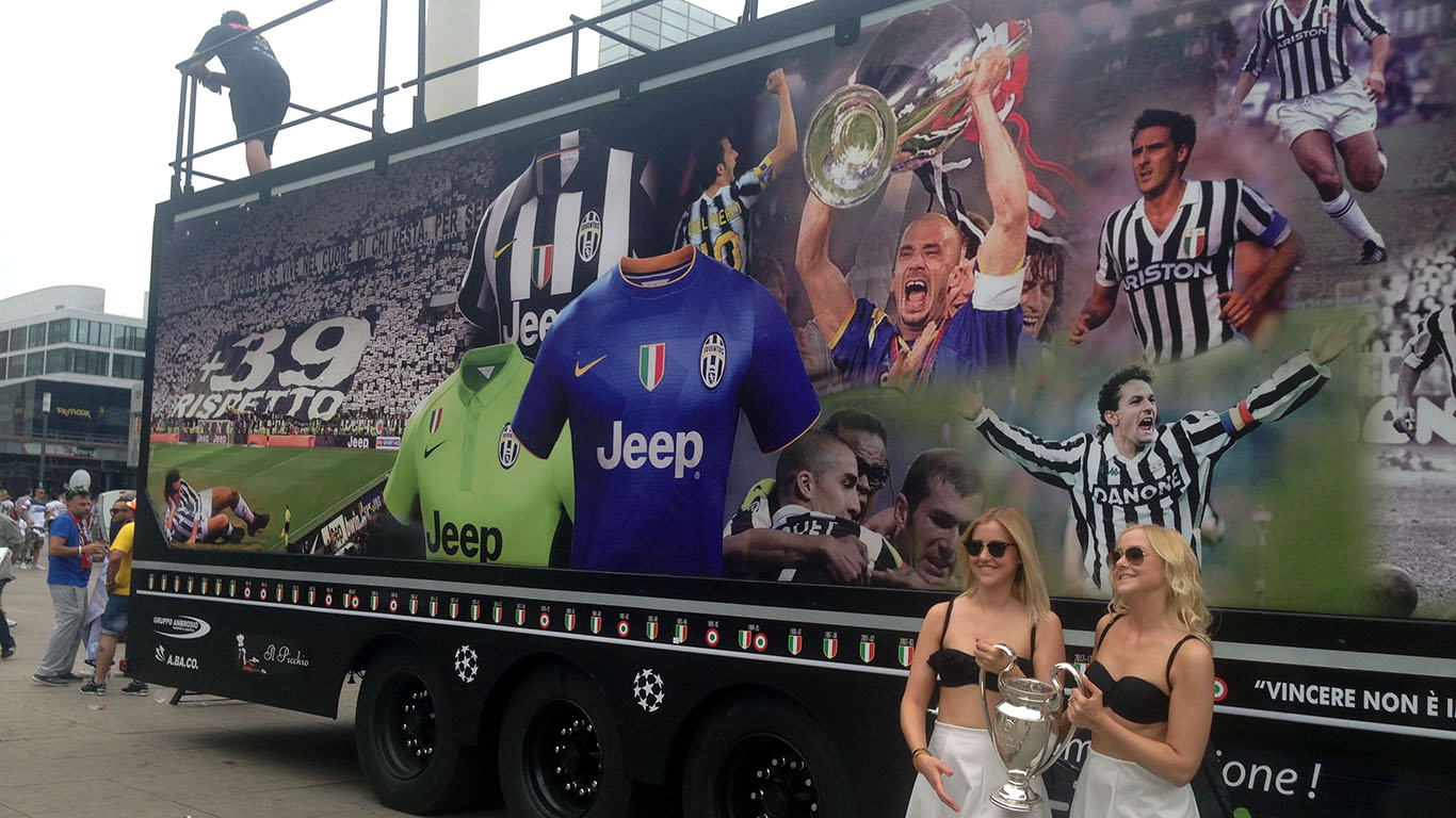 O caminh&atilde;o dos Ultras da Juventus (Foto: Caio Carrieri)