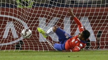 Clube de Jara não gostou da dedada em Cavani e quer negociar o chileno