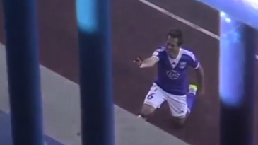 Este cara comemorou um gol pedindo a noiva em casamento (com aliança e tudo)