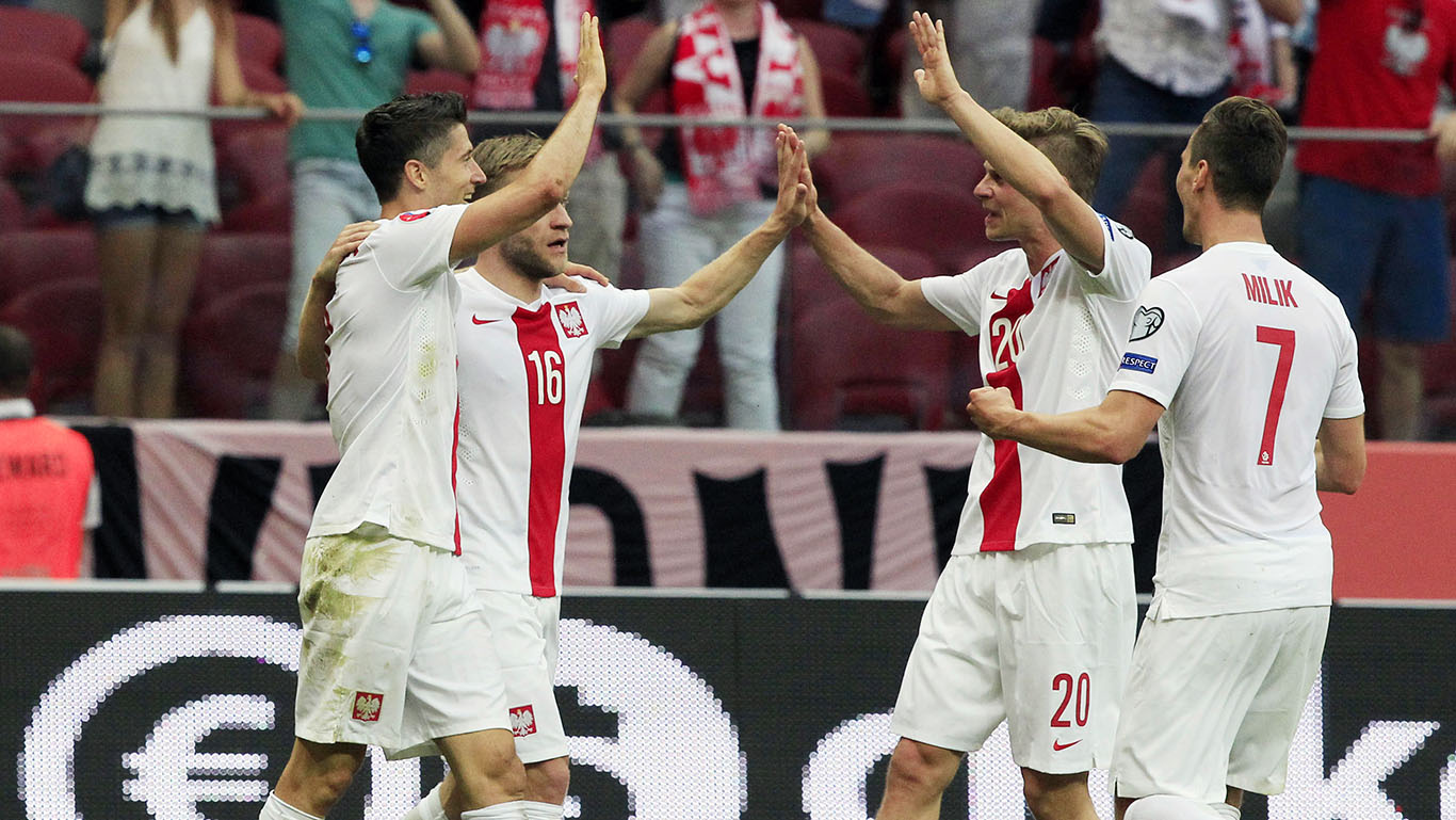 Lewandowski faz tr&ecirc;s gols nos acr&eacute;scimos e deixa Pol&ocirc;nia perto da Eurocopa