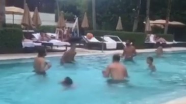 Jogos de verão: Já pensou em jogar futebol na piscina com Pirlo e Van Persie?