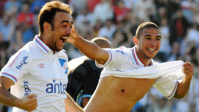 Eterno Recoba ajuda Nacional a vencer Pe&ntilde;arol, mas t&iacute;tulo ser&aacute; decidido no tribunal