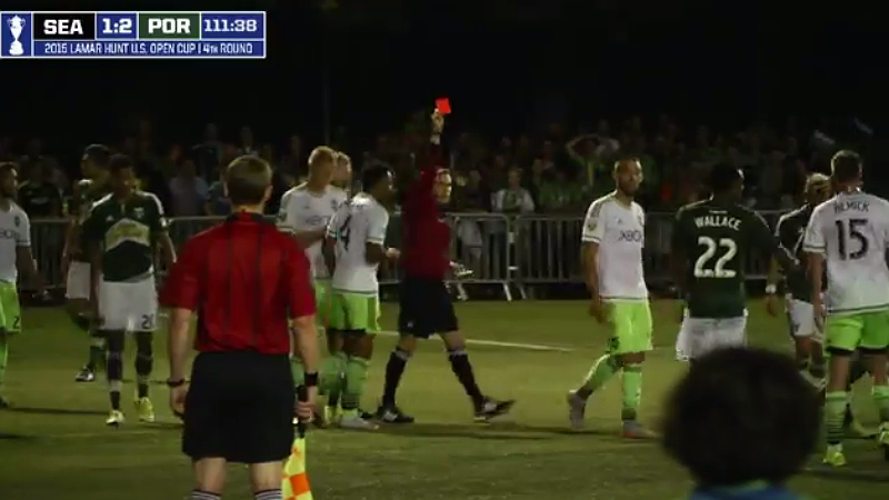 [V&iacute;deo] Dempsey perdeu a linha com o &aacute;rbitro, e isso pode lhe custar bem caro