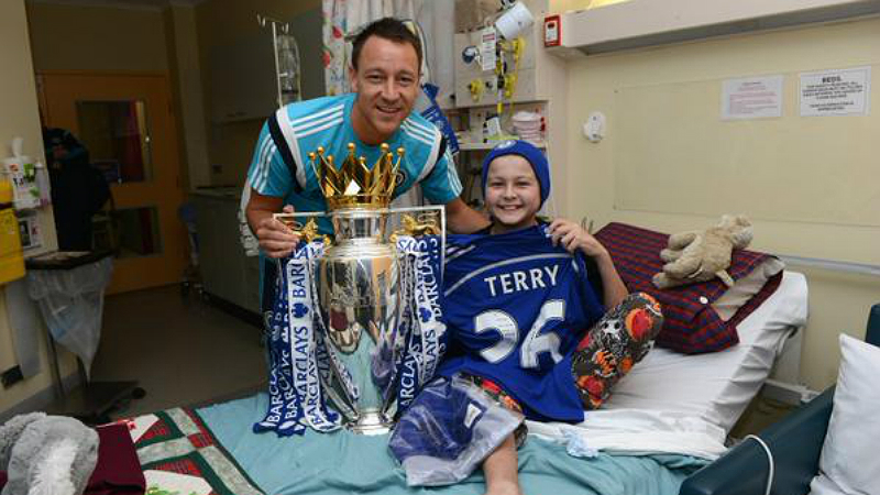 Terry visita torcedor com leucemia e lhe d&aacute; um belo motivo para sorrir em meio &agrave; luta contra a doen&ccedil;a