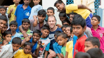 Descanso? Vlaar prefere mesmo ajudar crianças na Índia durante as férias