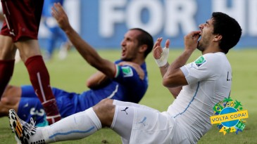 [Copa 2014, um ano] Uruguai vence Itália na bola, na raça e nas dentadas