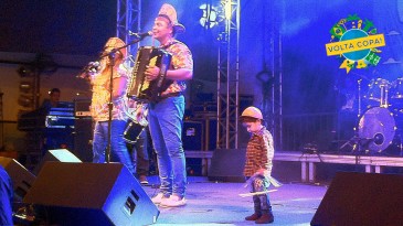 [Copa 2014, um ano] No Dia de São João, Recife esquece a Copa e bota os estrangeiros para dançar forró