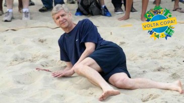 [Copa 2014, um ano] Arsène Wenger imita Van Persie jogando futevôlei no Rio