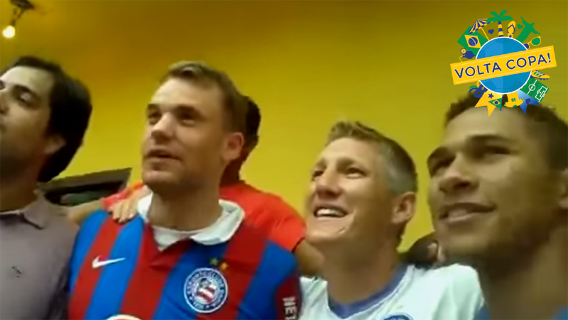 [Copa-2014, um ano depois] Neuer e Schweinsteiger cantam hino do Bahia e Robben joga frescobol