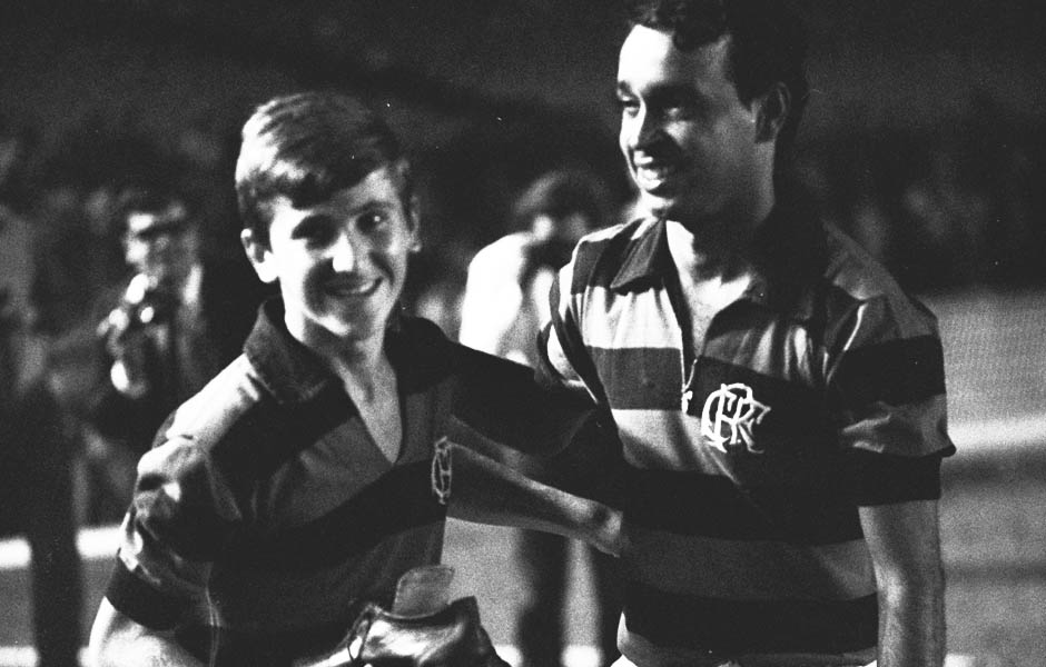 Ent&atilde;o promessa da base, o jovem Arthur Antunes Coimbra recebeu de Carlinhos o par de chuteiras de sua despedida como jogador