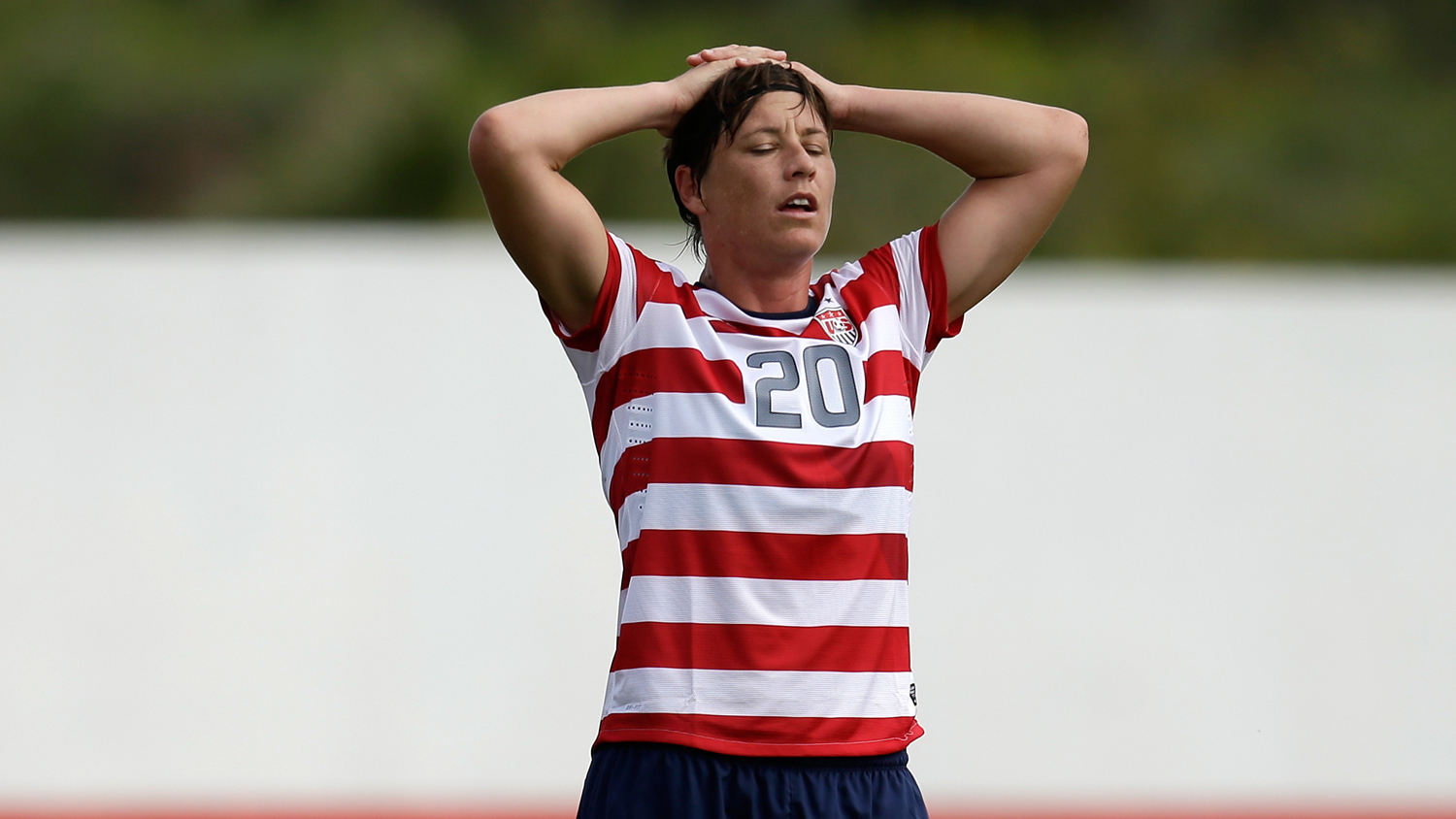 Wambach est&aacute; ajudando a desenvolver uma faixa para minimizar concuss&otilde;es