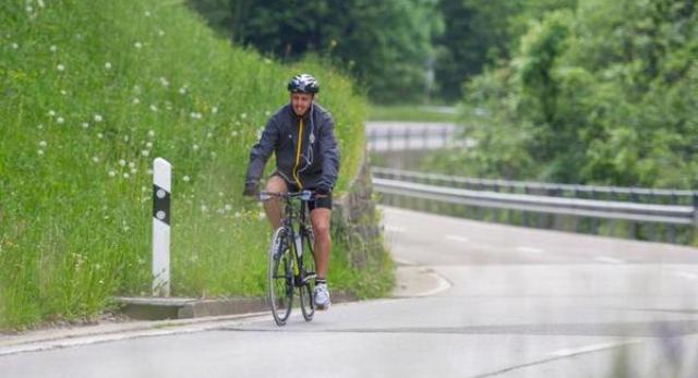 A p&eacute; e de bicicleta, torcedor vai de Turim a Berlim e ganhar&aacute; ingresso da Juve pelo esfor&ccedil;o