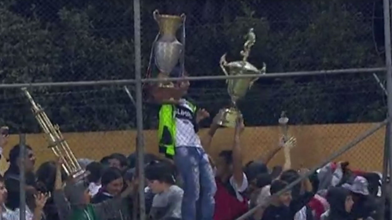 Guaran&iacute; teve os seus trof&eacute;us roubados pela torcida do Olimpia e deu o troco na bola