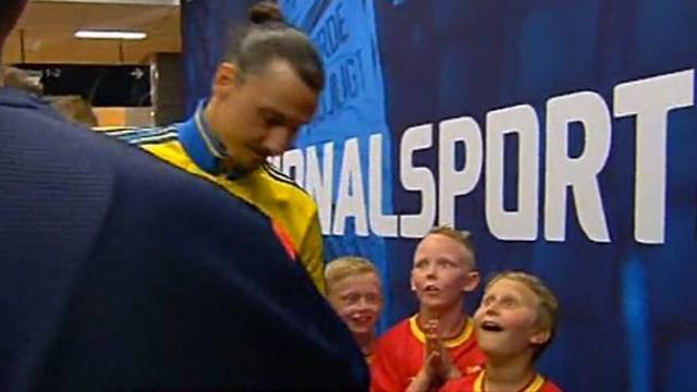 A rea&ccedil;&atilde;o desses meninos ao verem Ibra &eacute; o melhor momento desta rodada da Euro