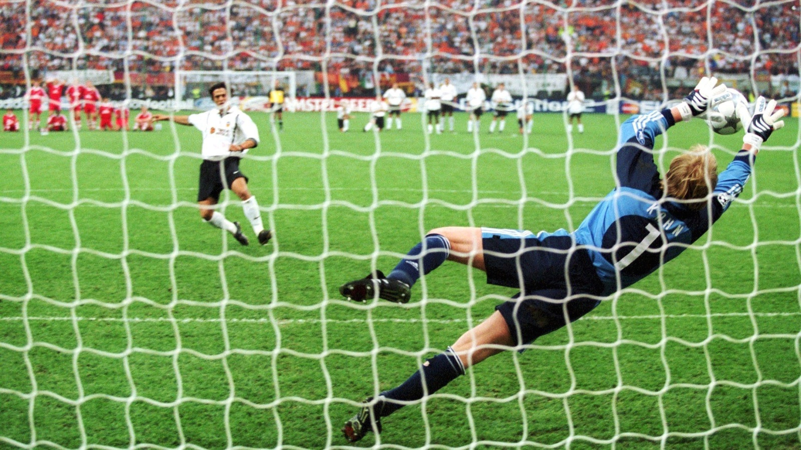 [V&iacute;deo] Por essas defesa&ccedil;as &eacute; que Oliver Kahn merece ser lembrado muito al&eacute;m de 2002