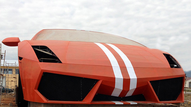 A Lamborghini gigante do est&aacute;dio do Anzhi (Foto: Divulga&ccedil;&atilde;o)