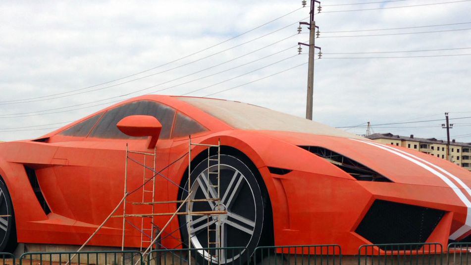 Um jeito estranho de comemorar: Anzhi est&aacute; construindo uma Lamborghini gigante no seu est&aacute;dio