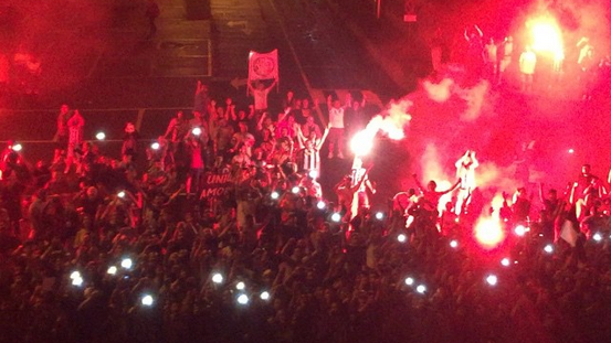 A torcida da Juve provou seu amor e centenas receberam com orgulho o time na volta a Turim